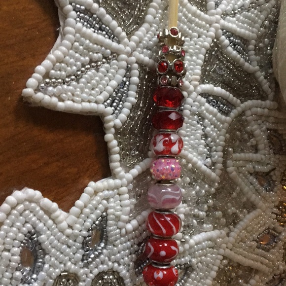 12 beads in various shades of red and pink. - Picture 3 of 5